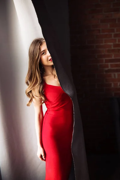 Bela Jovem Mulher Vestido Vermelho Posando — Fotografia de Stock