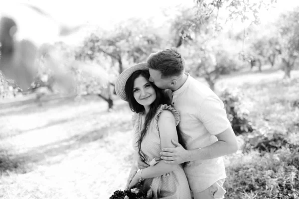 Belo Casal Feliz Parque Verão Beijando — Fotografia de Stock