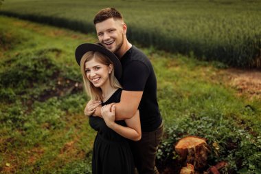 Açık havada güzel genç Çift