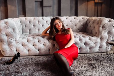 Güzel genç kadın poz veriyor. 