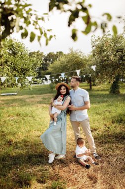 Parktaki mutlu genç aile