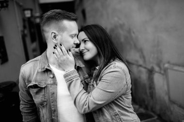 Mutlu güzel genç çift poz veriyor