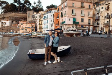 Deniz den poz veren genç ve güzel çift