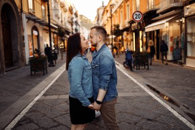 Mutlu güzel genç çift şehirde eğleniyor