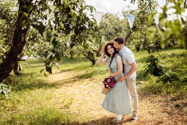 Yaz park öpüşme içinde güzel mutlu çift 