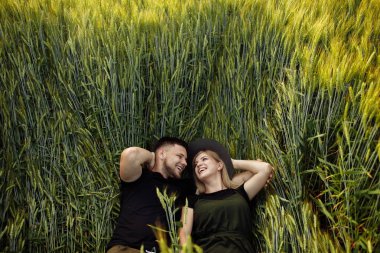 Güzel genç çift buğday tarlasında yatıyordu