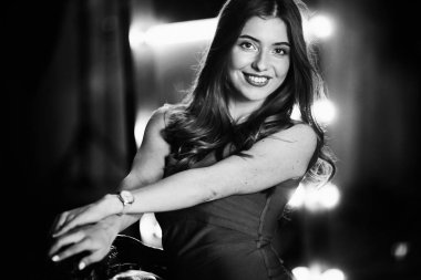 Güzel genç kadın poz veriyor. 