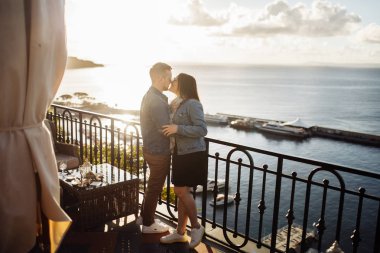 Mutlu güzel genç çift terasta poz