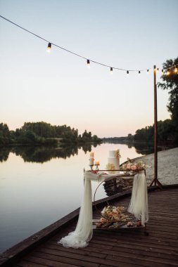 Gölün plajında güzel romantik piknik 
