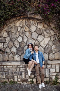 Mutlu güzel genç çift şehirde poz