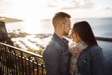 Mutlu güzel genç çift terasta poz