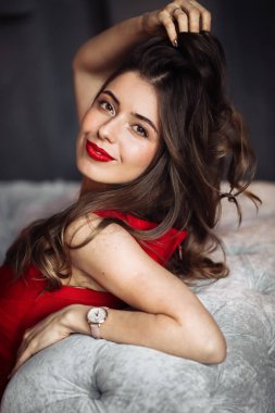 Kanepede poz veren güzel genç bir kadın. 