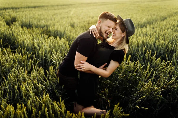 Bonito Jovem Casal Abraçando Campo Trigo — Fotografia de Stock