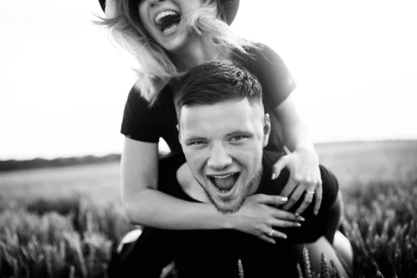 Beautiful Young Couple Wheat Field — Stock Photo, Image