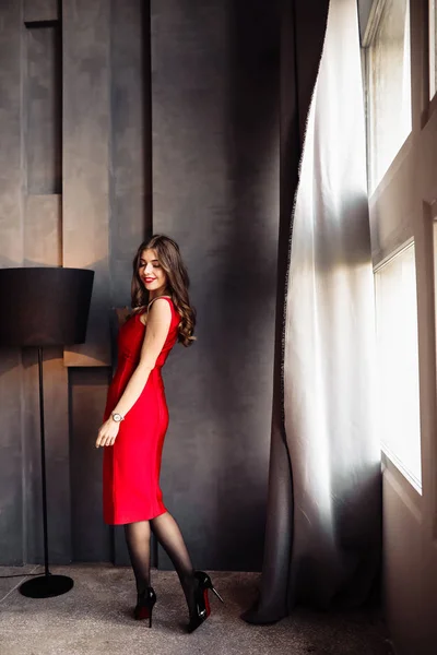 Hermosa Joven Posando Por Pared — Foto de Stock