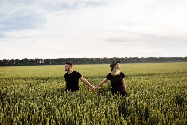 Hermosa Pareja Joven Campo Trigo —  Fotos de Stock