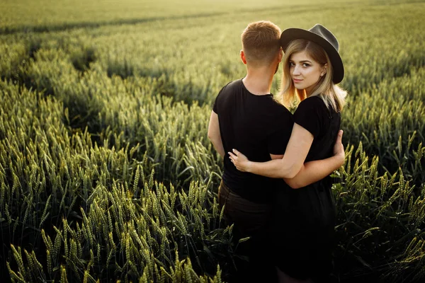 Bonito Jovem Casal Abraçando Campo Trigo — Fotografia de Stock