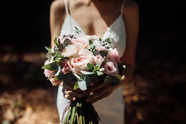 Casamento Lindo Buquê Brilhante Nas Mãos Noiva — Fotografia de Stock