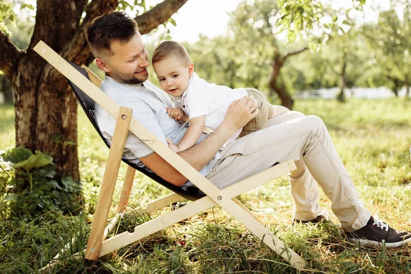Gelukkige Jonge Vader Met Zoon Het Park Stoel — Stockfoto