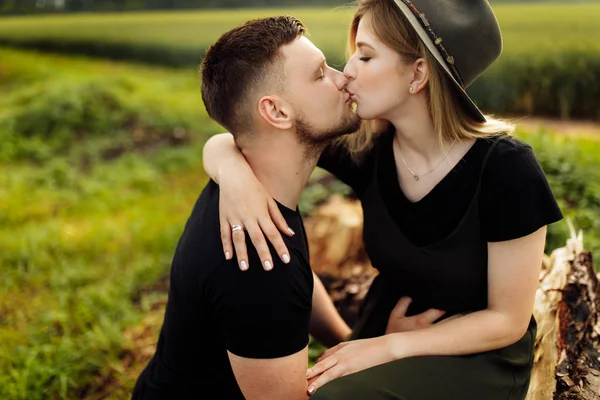 Beautiful Young Couple Kissing — Stock Photo, Image