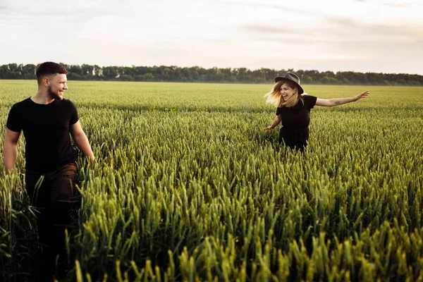 Beautiful Young Couple Walking Wheat Field — Free Stock Photo