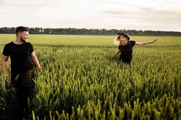 Hermosa Pareja Joven Caminando Campo Trigo — Foto de stock gratis