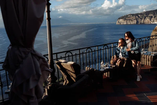 Glücklich Schönes Junges Paar Posiert Auf Der Terrasse — Stockfoto