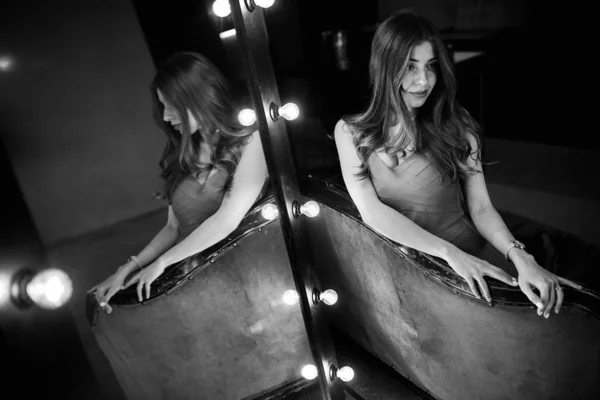 Ayna Ile Poz Güzel Genç Kadın — Stok fotoğraf