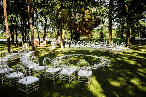 Sillas Blancas Para Ceremonia Boda Aire Libre —  Fotos de Stock