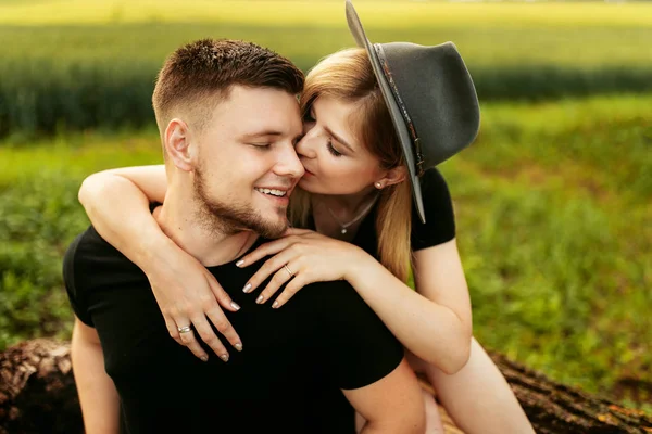 Bonito Jovem Casal Posando Livre — Fotografia de Stock