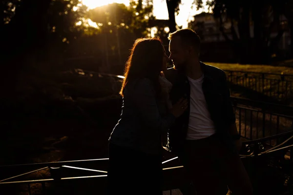 都市公園でポーズハッピー美しい若いカップル — ストック写真
