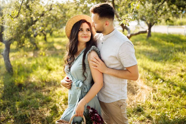 Beautiful Happy Couple Summer Park — Stock Photo, Image