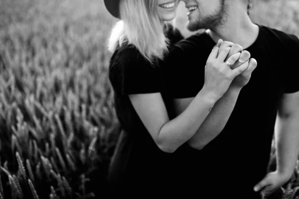 Beautiful Young Couple Wheat Field — Stock Photo, Image