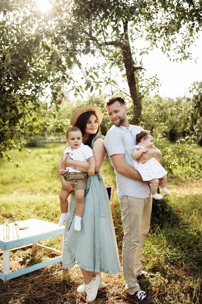 Felice Giovane Famiglia Nel Parco — Foto Stock