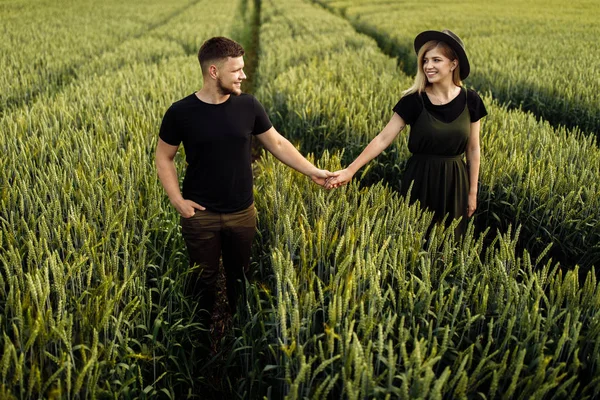 Belo Jovem Casal Andando Campo Trigo — Fotografia de Stock