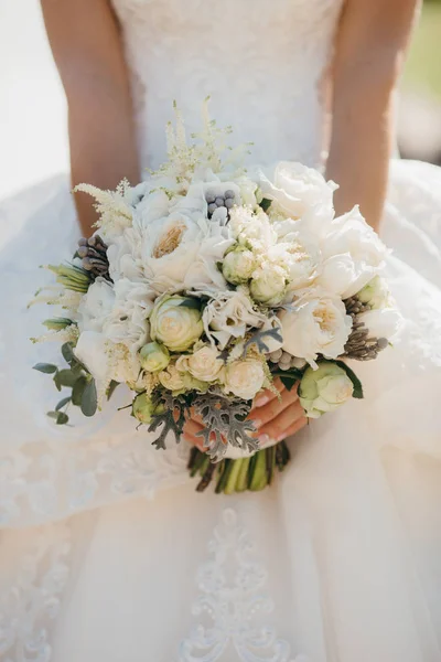Svatba Světlé Krásné Kytice Rukou Nevěsty — Stock fotografie