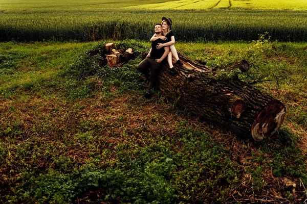 Bonito Jovem Casal Abraçando Livre — Fotografia de Stock