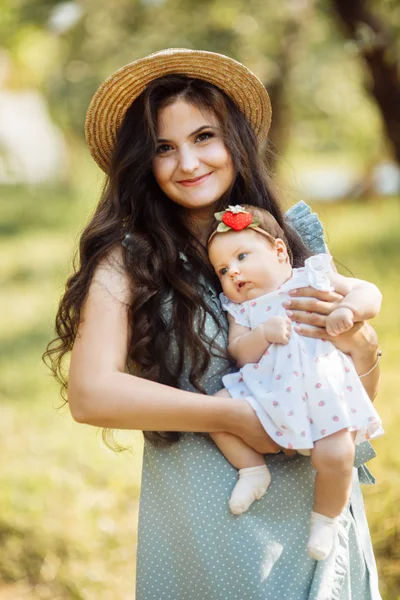 Joyeux Jeune Mère Avec Bébé Dans Parc — Photo
