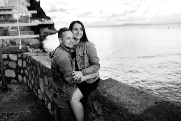 Schönes Junges Paar Posiert Meer — Stockfoto