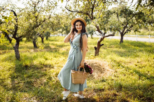 Vacker Ung Kvinna Sommarparken — Stockfoto