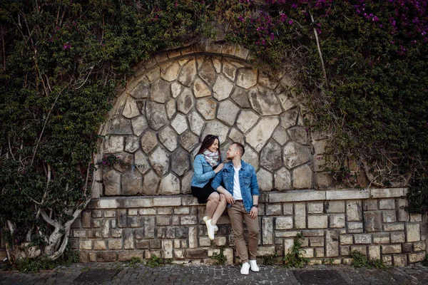 Happy Beautiful Young Couple Posing City — Stock Photo, Image