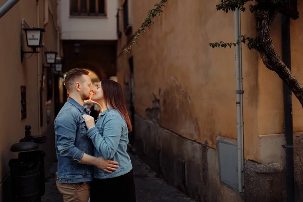 Feliz Bela Jovem Casal Beijando — Fotografia de Stock