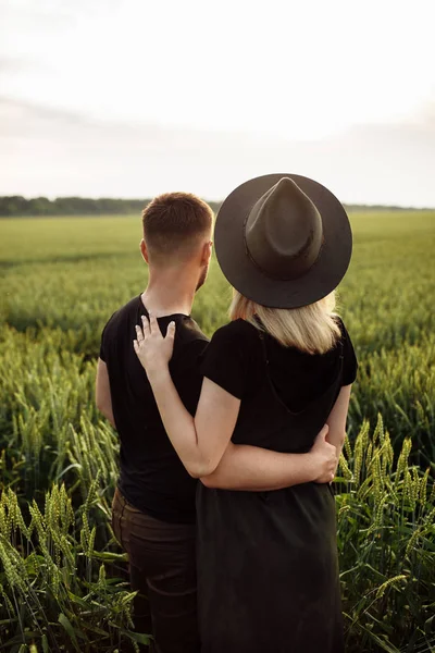 Beautiful Young Couple Hugging Wheat Field — Stock Photo, Image