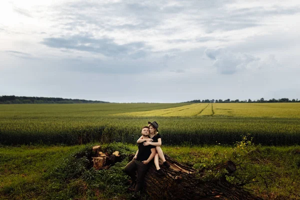 Bonito Jovem Casal Abraçando Livre — Fotografia de Stock