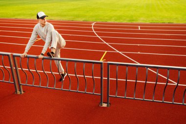 Stadyumdaki genç sporcu.