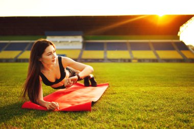 Parkta egzersiz yapan genç kadın.