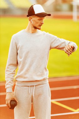 Stadyumdaki genç sporcu.