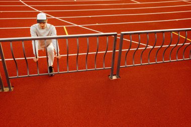 Stadyumdaki genç sporcu.