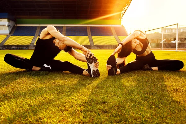 年轻运动员在公园里锻炼 — 图库照片