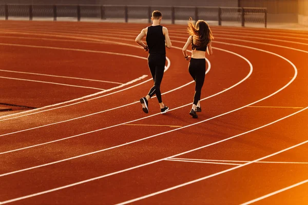 两名年轻的运动员在体育场跑步 — 图库照片